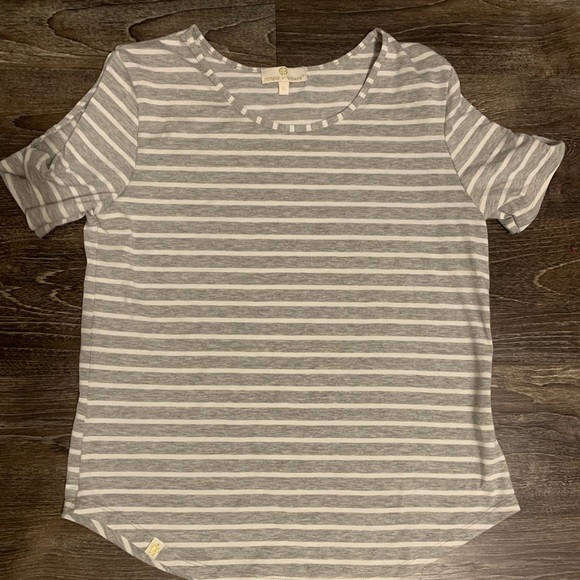 Simply southern shirt. Size:Large. It has cut outs on the shoulders. Grey/white - Picture 2 of 6